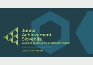 logotip za Junior Achievement Slovenia. Logotip je sestavljen iz niza zelenih šesterokotnikov, besedilo »Junior Achievement Slovenija« pa je izpisano v rumeni barvi, spodaj pa je z manjšo pisavo napisano »Zavod za spodbujanje mladosti mladih«. Na dnu je napisan izraz "Član JA Worldwide". Videti je, da je logotip na temno modrem ozadju. Logotip je vizualna predstavitev zavezanosti organizacije opolnomočenju mladih s podjetniškim izobraževanjem. Šestkotniki simbolizirajo medsebojno povezanost mreže JA ter pomen timskega dela in sodelovanja. Rumena barva predstavlja optimizem, kreativnost in rast, medtem ko modra barva predstavlja stabilnost in zaupanje. Logotip je zasnovan tako, da je preprost in nepozaben ter odraža vrednote organizacije glede jasnosti, dostopnosti in učinka.