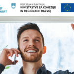 Vesel podjetnik v roki drži telefon. Zgoraj so navedeni logotipi Slovenskega regionalno razvojnega sklada, Ministrstva za kohezijo in regionalni razvoj, Evropske unije in Načrta za okrevanje in odpornost