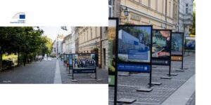 Kolaž dveh slik, ki prikazujeta razstavne panoje, ki so postavljeni na Gallusovem nabrežju v Ljubljani in prikazuje projekte, ki so bili financirani s strani EIB.